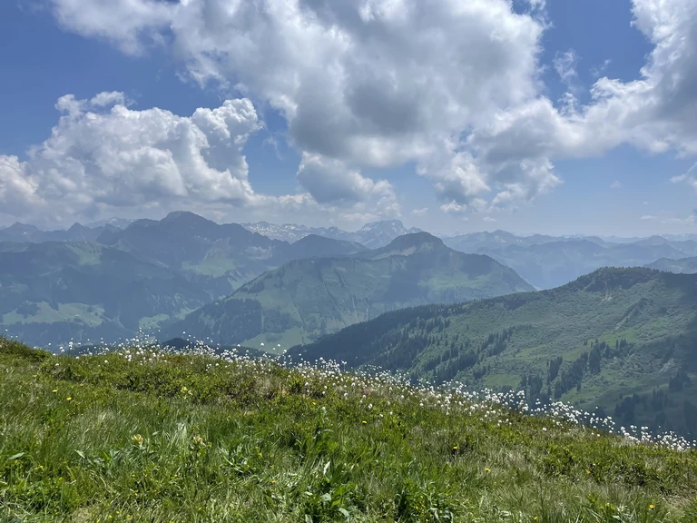 Wolken über Land