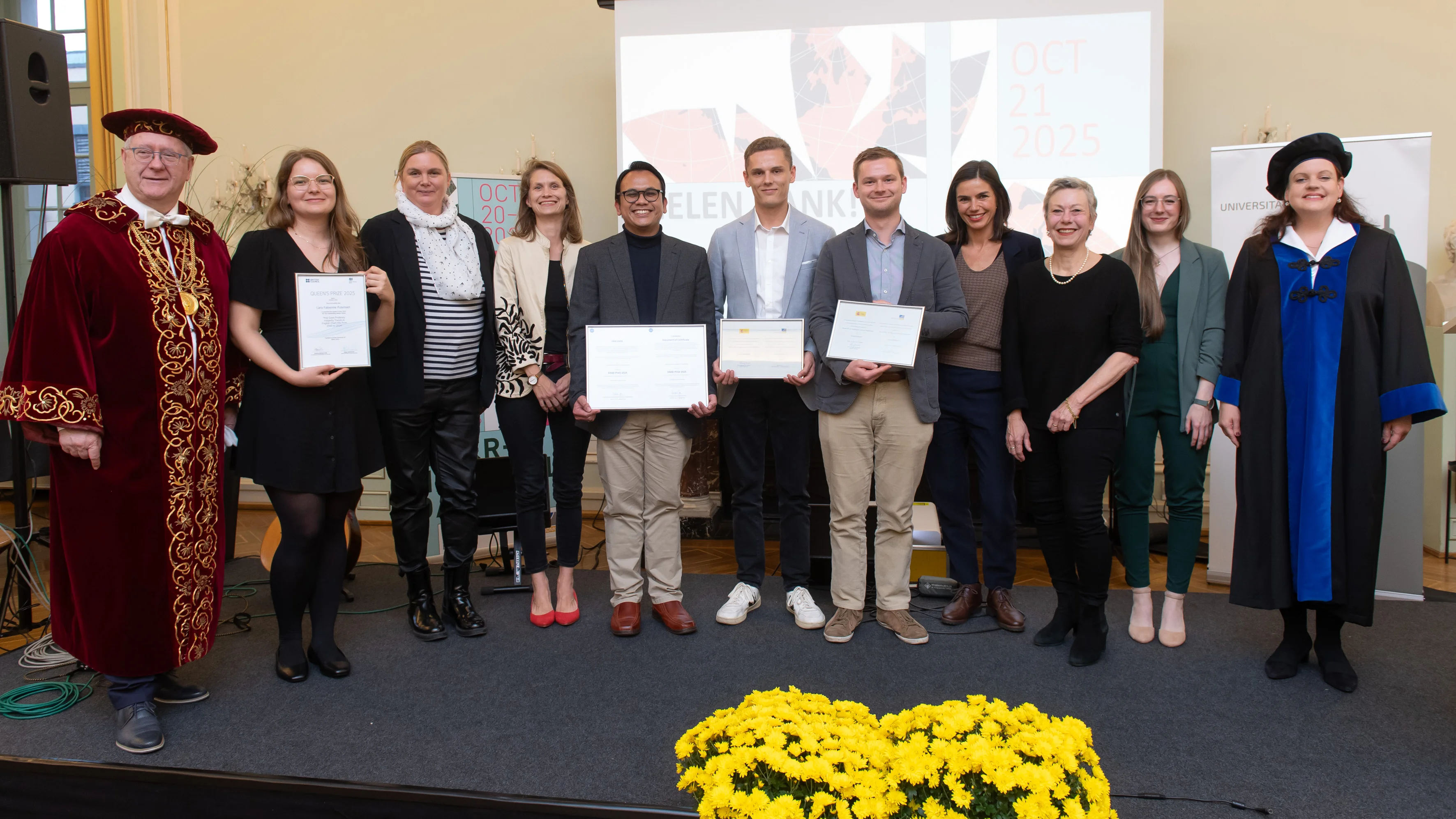 Recipients of the State Awards (Queen’s Prize, Premio Rey de España, and Prix de la République française) and the DAAD Prize pictured with their supervisors, Rector h.c. Michael Hoch (first from the left), and Vice-Rector for International Affairs Birgit Ulrike Münch (first from the right).