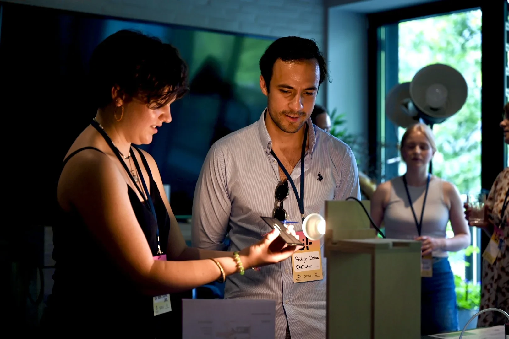 Lucia Gröger explains a experiment